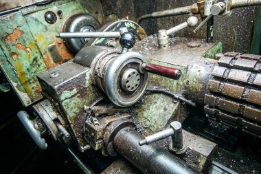 eski paslı ekipman üzerinde bir bitki