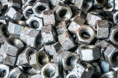 büyük ve küçük metal fındık