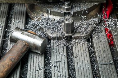 çekiç ve makine üzerindeki metal talaşı