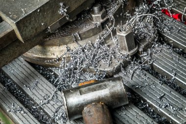 çekiç ve makine üzerindeki metal talaşı