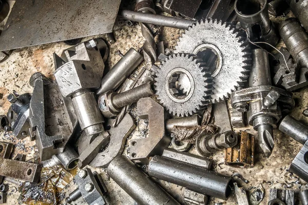 Um conjunto de ferramentas e peças de máquinas — Fotografia de Stock