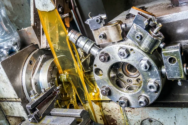 Trabajos de torno y aceite de motor — Foto de Stock