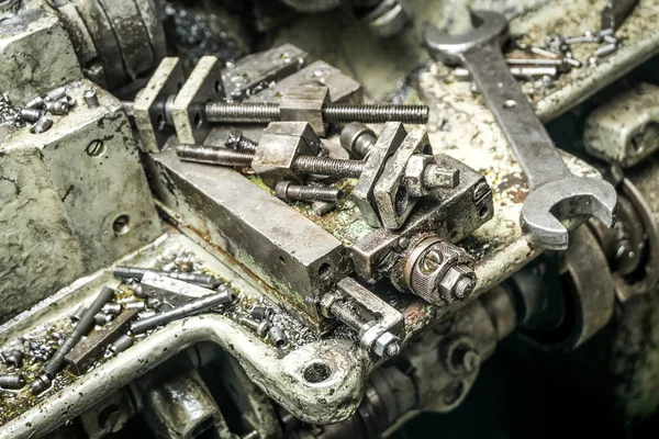 Um antigo processo de reparação de máquinas — Fotografia de Stock