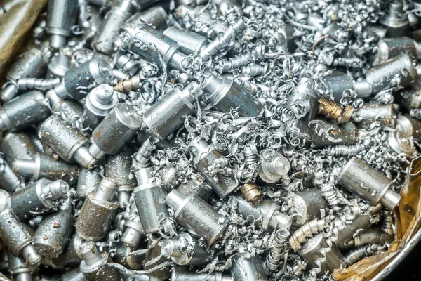 Kleine metalen onderdelen geproduceerd in een fabriek — Stockfoto