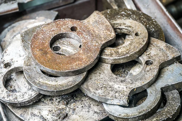 Pequenas peças metálicas produzidas em uma fábrica — Fotografia de Stock