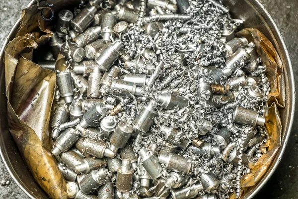 Pequeñas piezas metálicas producidas en una fábrica —  Fotos de Stock