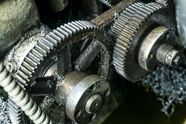 Старые ржавые шестерни часть машины
