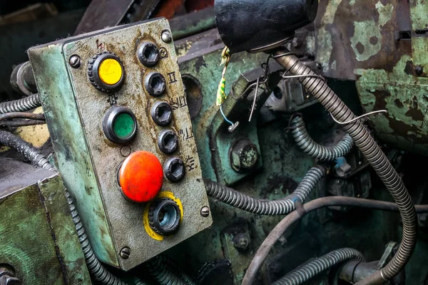 Červené tlačítko na ovládacím panelu staré stroje — Stock fotografie