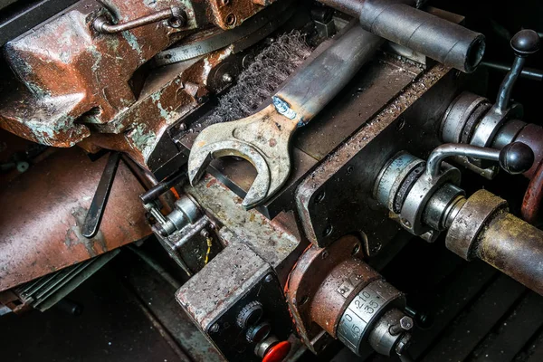 Klíč a stroje v továrně — Stock fotografie