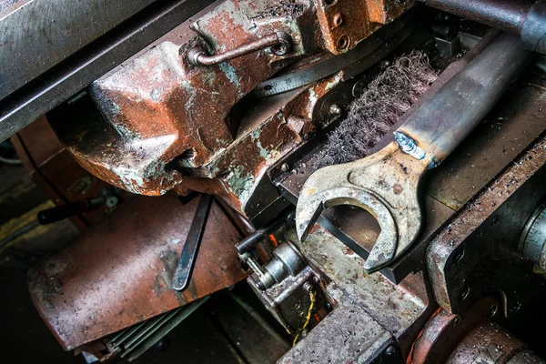 Гаечный ключ и машина на заводе — стоковое фото