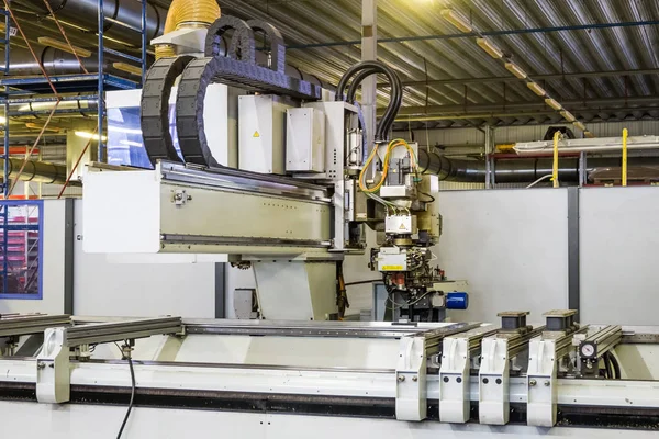 Robot máquina automática en la fábrica de muebles — Foto de Stock