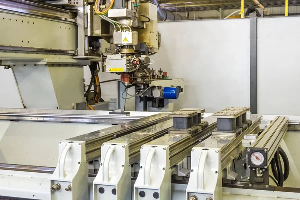 robot otomatik makine mobilya Fabrikası'nda