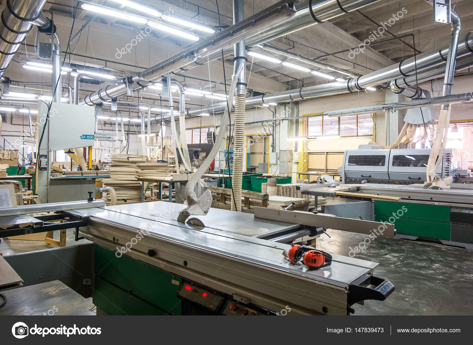 Officina per la produzione di mobili in legno in fabbrica — Foto Stock © dobrovizcki #147839473
