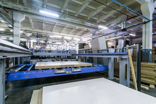 mobilya fabrikasında makine