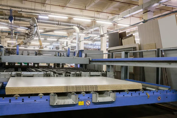 mobilya fabrikasında makine