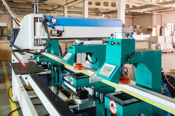 Automatische machine in een fabriek voor de productie van meubilair — Stockfoto