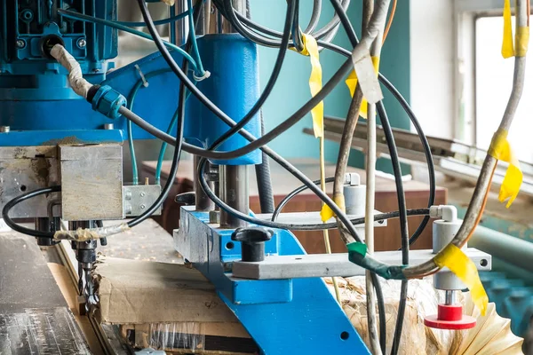 Máquina automática en una fábrica para la producción de muebles —  Fotos de Stock