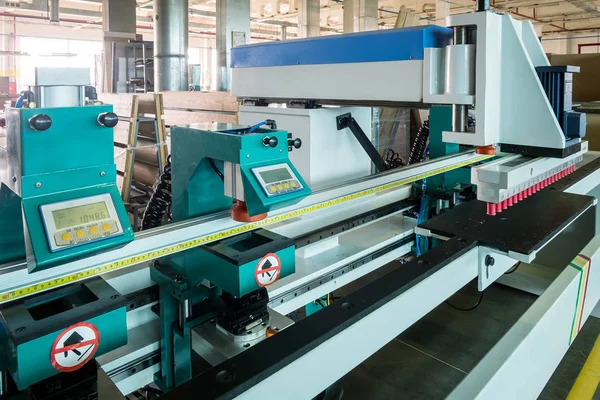 Bir fabrikada otomatik makine mobilya imalatı için