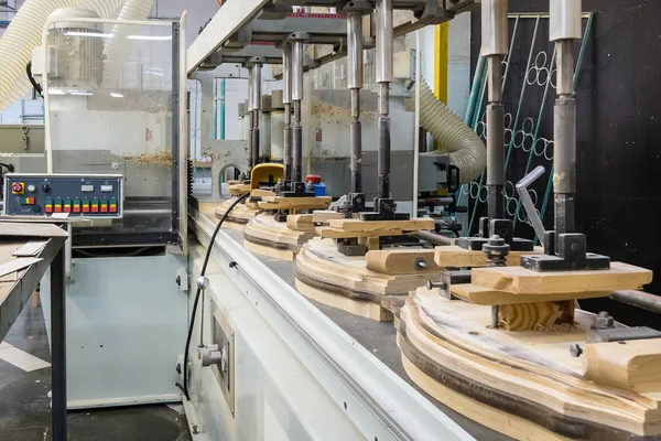 Mobilya üretiminde ahşap demir çubuklar, sondaj