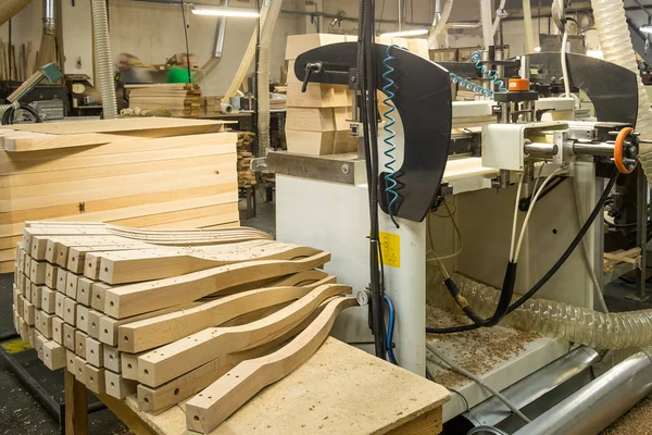Atölye fabrikada ahşap mobilya imalatı için