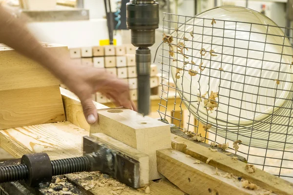 Mobilya üretiminde ahşap demir çubuklar, sondaj