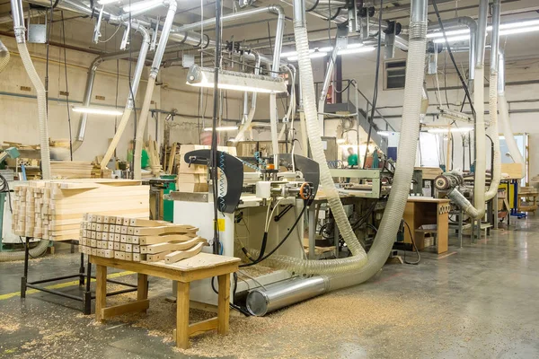 Taller para la producción de muebles de madera en la fábrica —  Fotos de Stock