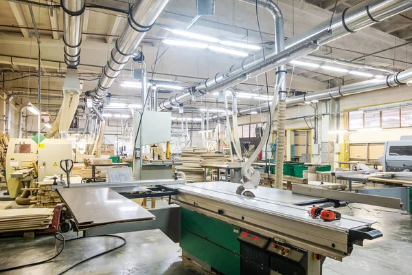 Atölye fabrikada ahşap mobilya imalatı için