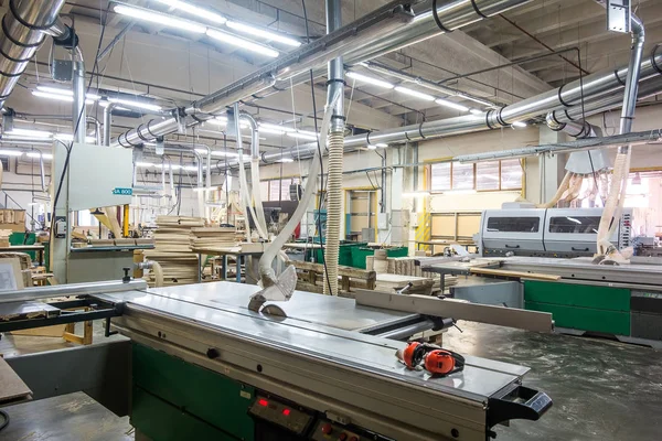 Taller para la producción de muebles de madera en la fábrica —  Fotos de Stock