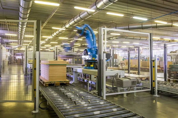 Ładowarka automatyczna robot samodzielne w produkcji — Zdjęcie stockowe