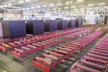 Bir mobilya fabrikasında üretim hattı konveyör