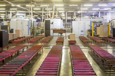 Bir mobilya fabrikasında üretim hattı konveyör