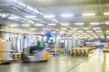 Araba yükleyici mobilya Fabrikası'nın atölyesinde