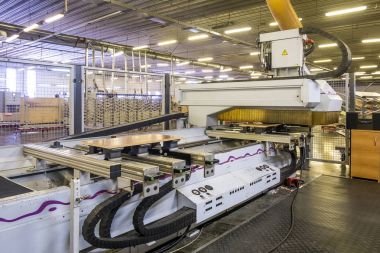  Robot yükleyici bir mobilya fabrikasında