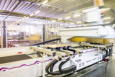 Robot mobilya fabrikasında