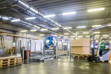  Robot yükleyici bir mobilya fabrikasında