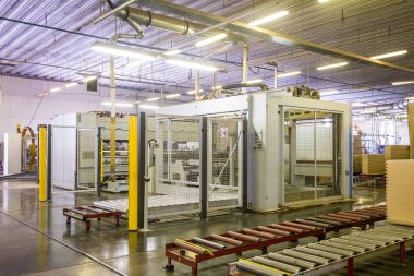 Bir konveyör bir mobilya fabrikasında üretim hattı