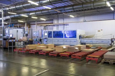 Bir konveyör bir mobilya fabrikasında üretim hattı