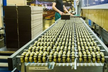 Bir mobilya fabrikasında konveyör