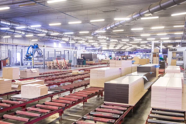 Bir mobilya fabrikasında üretim hattı konveyör