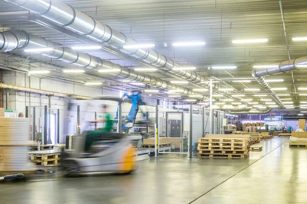 Caricatore per auto nell'officina della fabbrica di mobili — Foto Stock