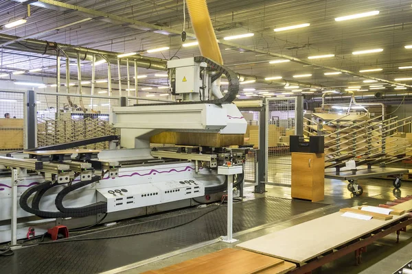 Robot mobilya fabrikasında