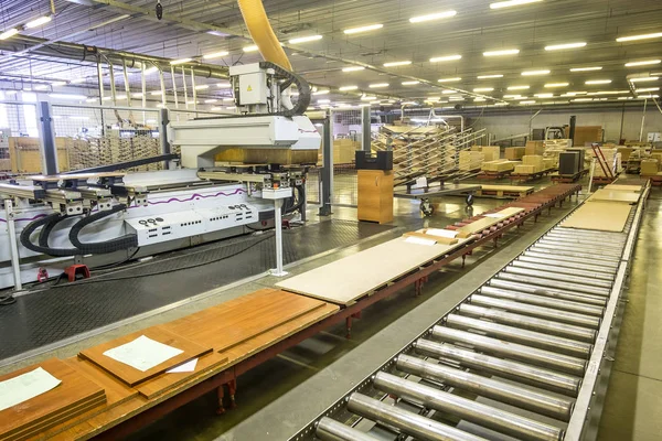 Bir mobilya fabrikasında üretim hattı konveyör