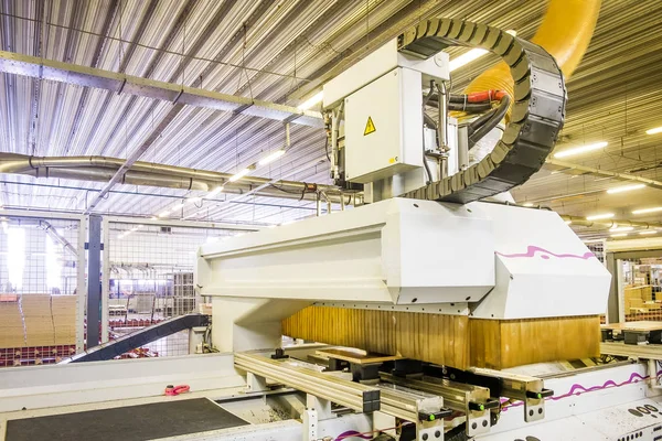 Robot in de meubelfabriek — Stockfoto