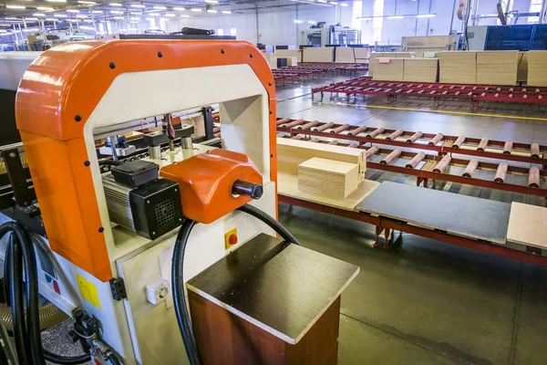 Maszyny do obróbki drewna w fabryce mebli — Zdjęcie stockowe