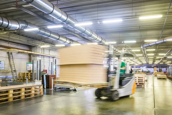 Araba yükleyici mobilya Fabrikası'nın atölyesinde