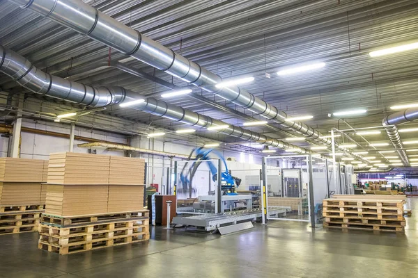  Robot yükleyici bir mobilya fabrikasında