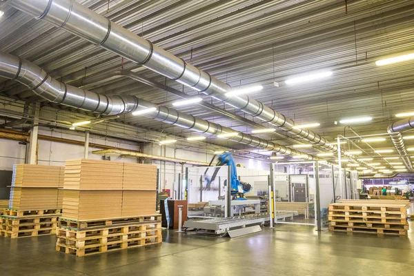  Robot yükleyici bir mobilya fabrikasında