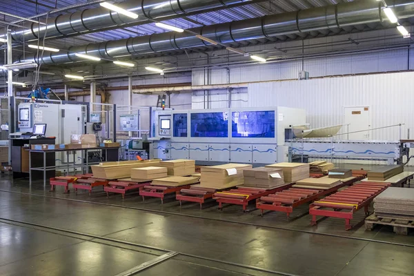 Línea de producción de un transportador en una fábrica de muebles —  Fotos de Stock