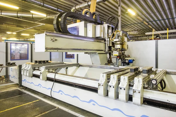 Robot automatische machine op de meubelfabriek — Stockfoto