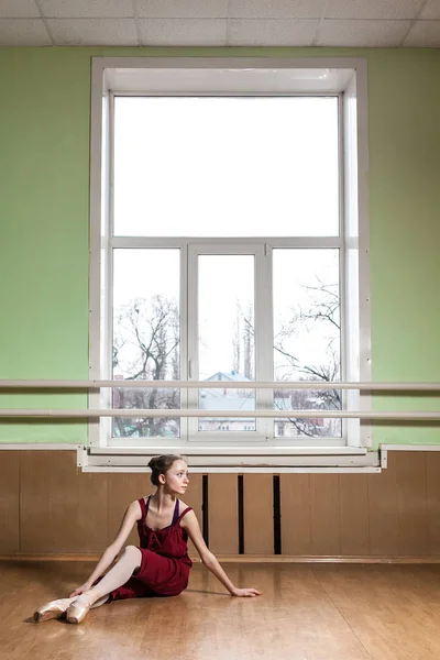 Jovem na aula de balé — Fotografia de Stock